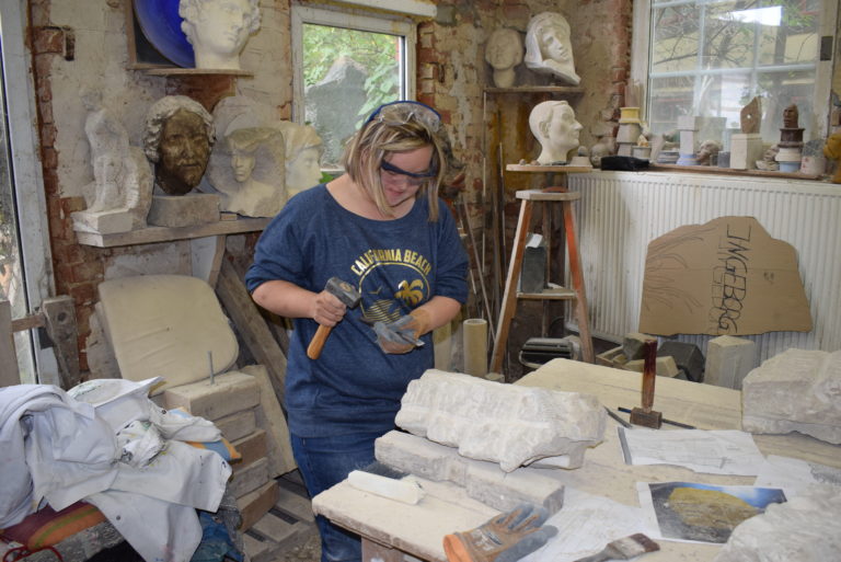 Laura Habekost im Atelier in Bründeln